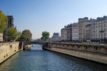 Why Choose a Left Bank Hotel to Explore Paris on Foot This Summer?